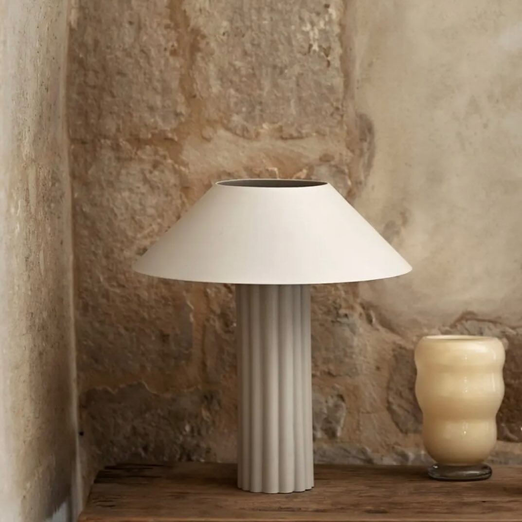 Bordslampa Lizette, OLSSON & JENSEN (Beige)